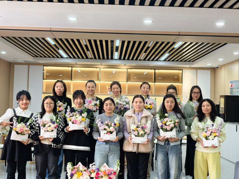 检韵花香·巾帼芳华——开原市人民检察院组织庆祝“三八”国际妇女节插花主题活动